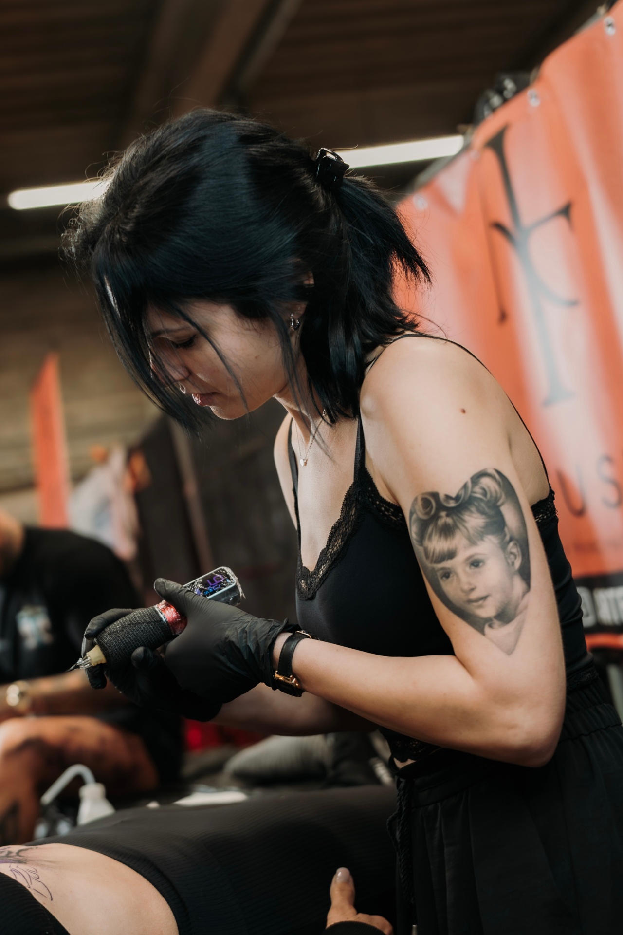 Milena aan het werk op Antwerp Tattoo Convention 2025