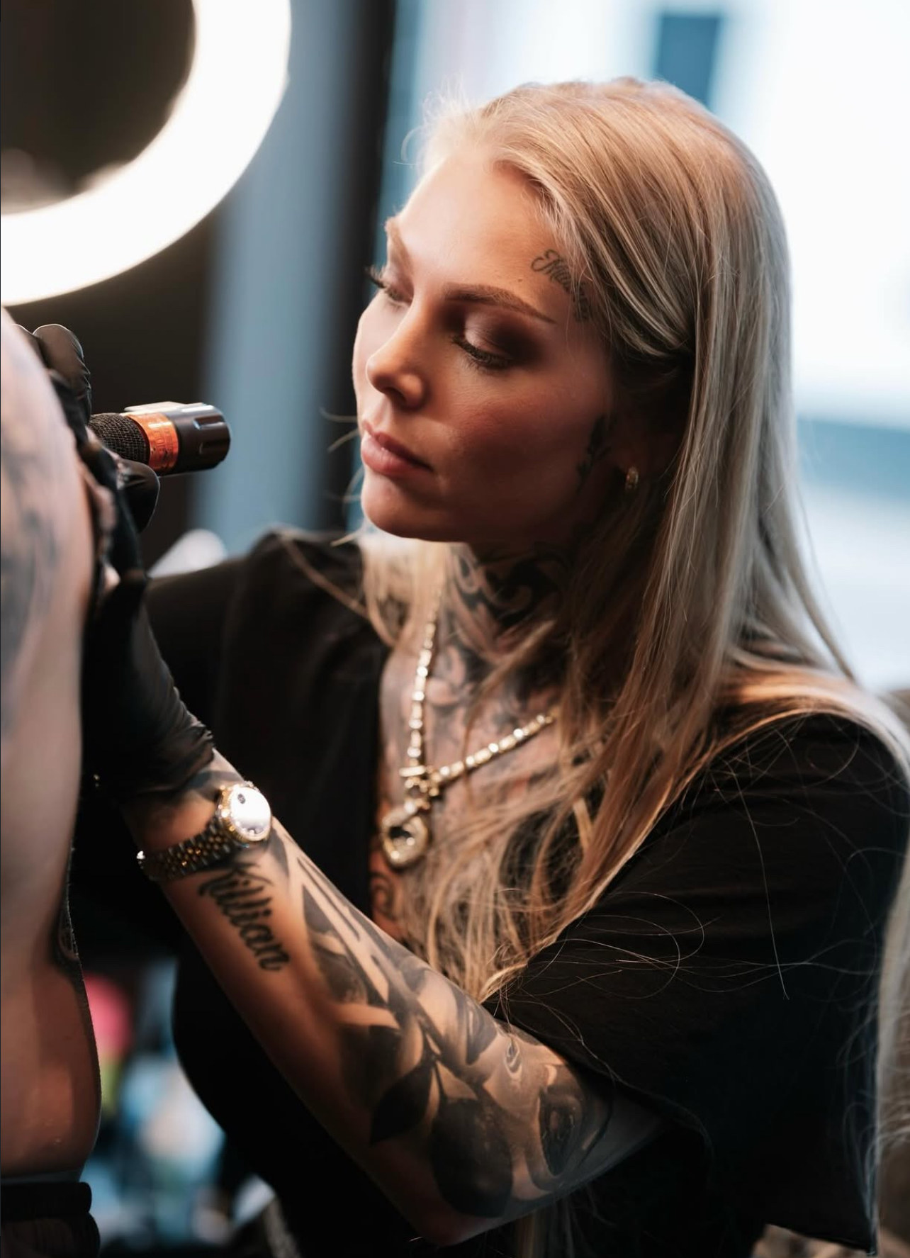 Laura geconcentreerd aan het werk