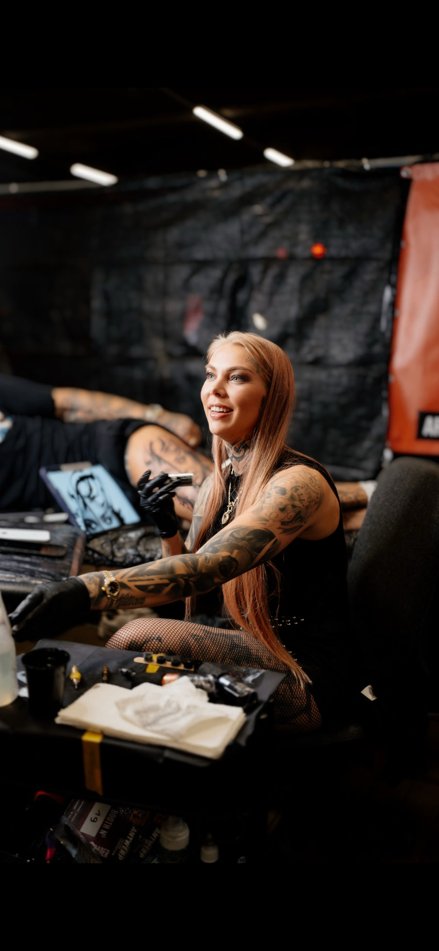 Laura - Chat via WhatsApp