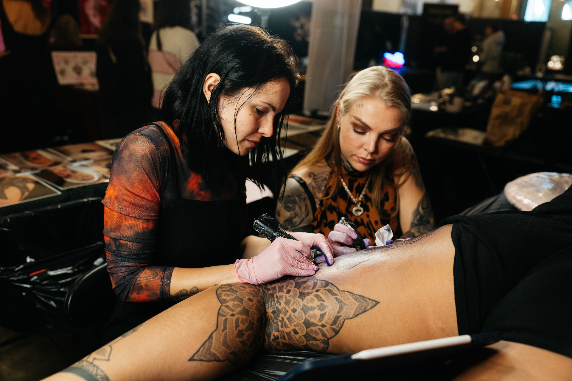 Milena en Laura samen werkend in de studio